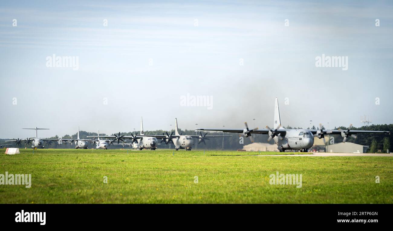 EINDHOVEN - Planes full of paratroopers take off for a drop during the media day of the international parachuting exercise Falcon Leap. Red Berets train with NATO allies to drop soldiers and equipment. During military missions, areas that are difficult to reach can be supplied in this way. ANP JEROEN JUMELET netherlands out - belgium out Stock Photo