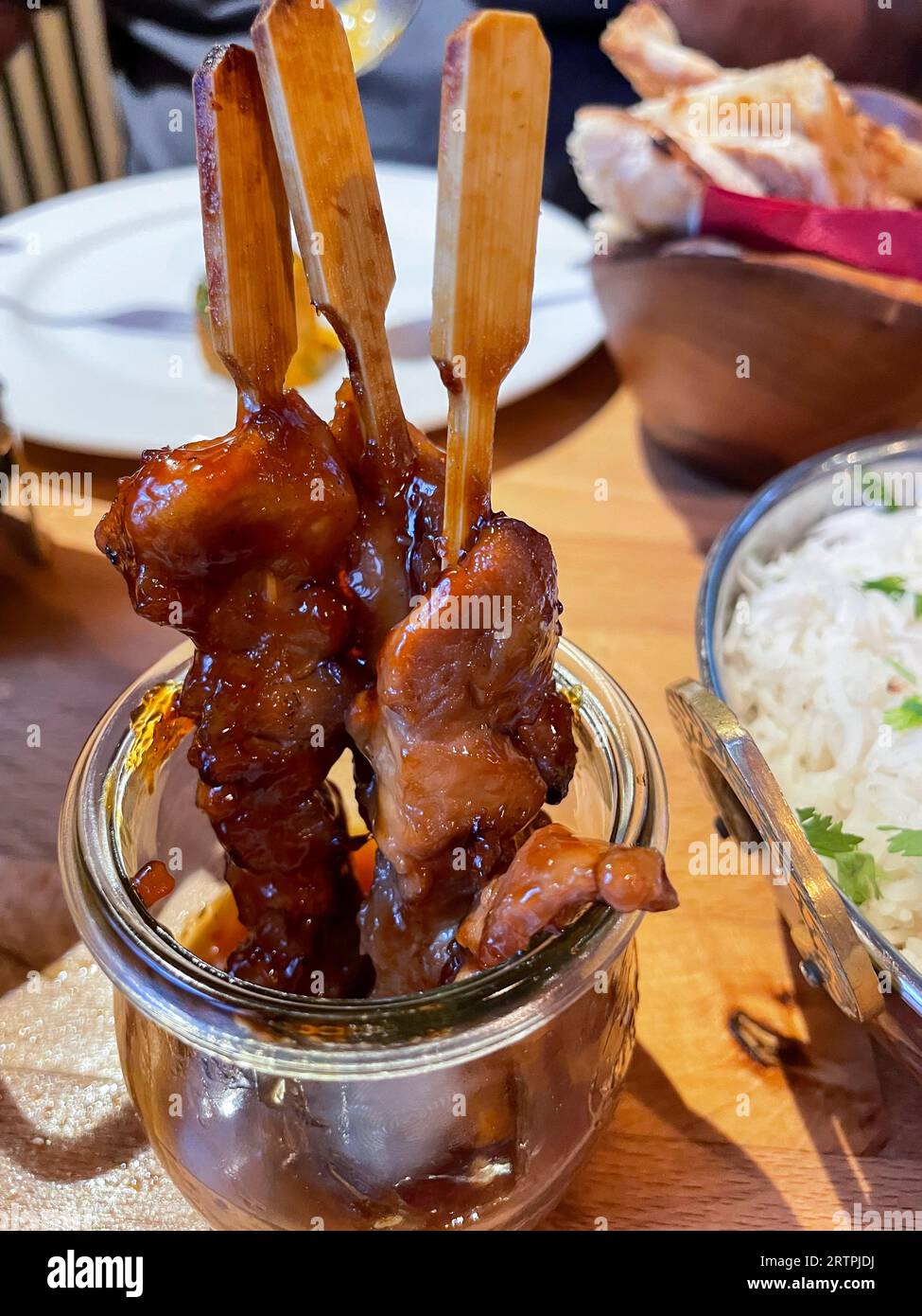 Yakitori  Hähnchen-Spieße im Glas Stock Photo