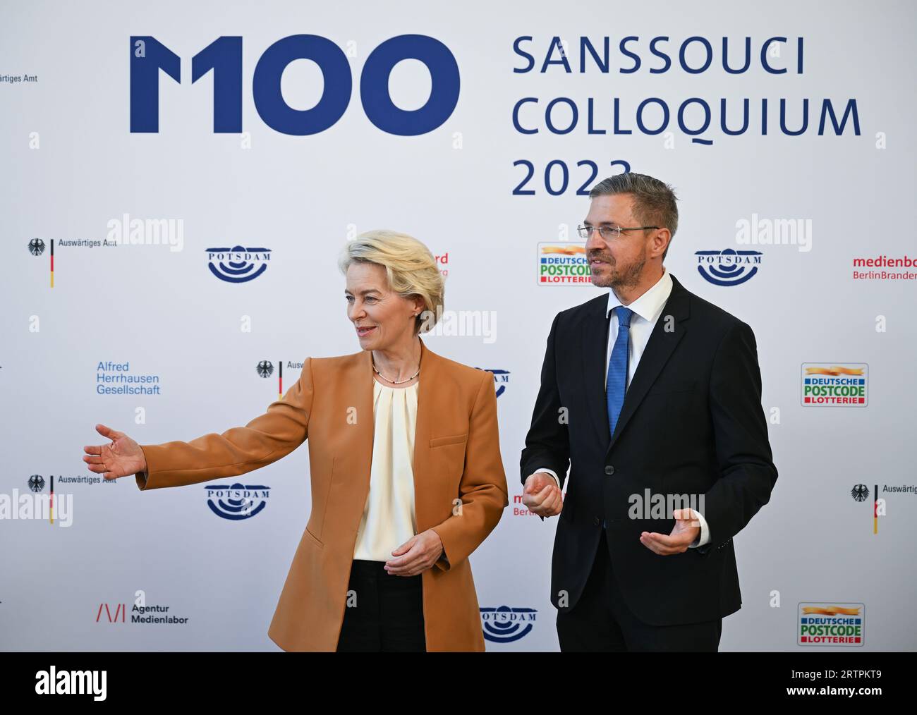Potsdam, Germany. 14th Sep, 2023. Ursula von der Leyen (l), President of the European Commission, and Mike Schubert (r, SPD), Mayor of the City of Potsdam, arrive for the M100 Media Award ceremony and invite other guests for a photo opportunity. The M100 Media Award has been presented since 2005 as part of the international media conference M100 Sanssouci Colloquium. Credit: Soeren Stache/dpa/Alamy Live News Stock Photo