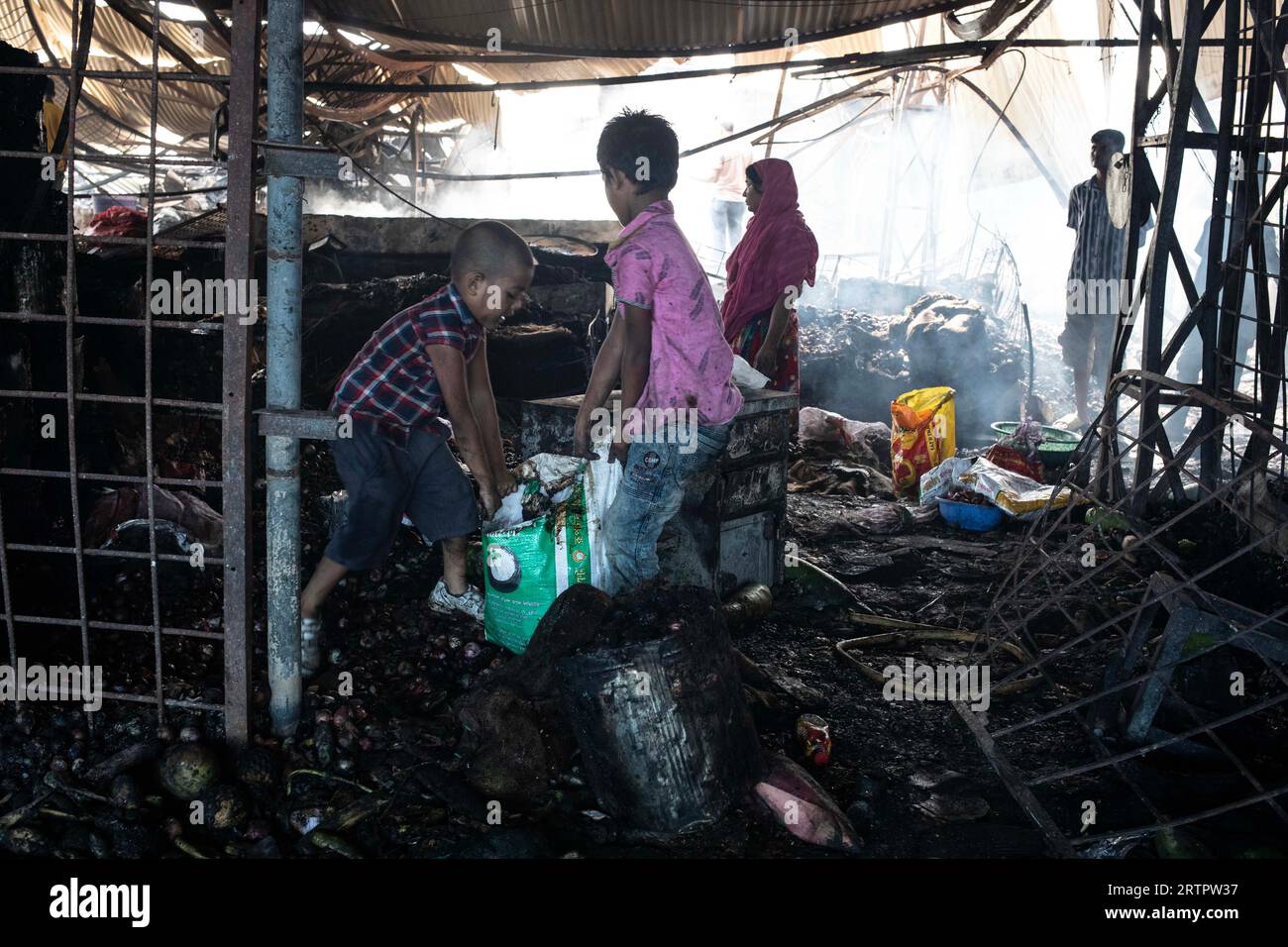 Dhaka, Bangladesh. 14th Sep, 2023. A massive fire broke out at Mohammadpur Krishi Market in Dhaka, Bangladesh on September 14, 2023. Fire gutted several hundreds shops in the market, but there were no casualties as the fire broke out in the early hours before shops open. (Credit Image: © Md. Rakibul Hasan/ZUMA Press Wire) EDITORIAL USAGE ONLY! Not for Commercial USAGE! Stock Photo