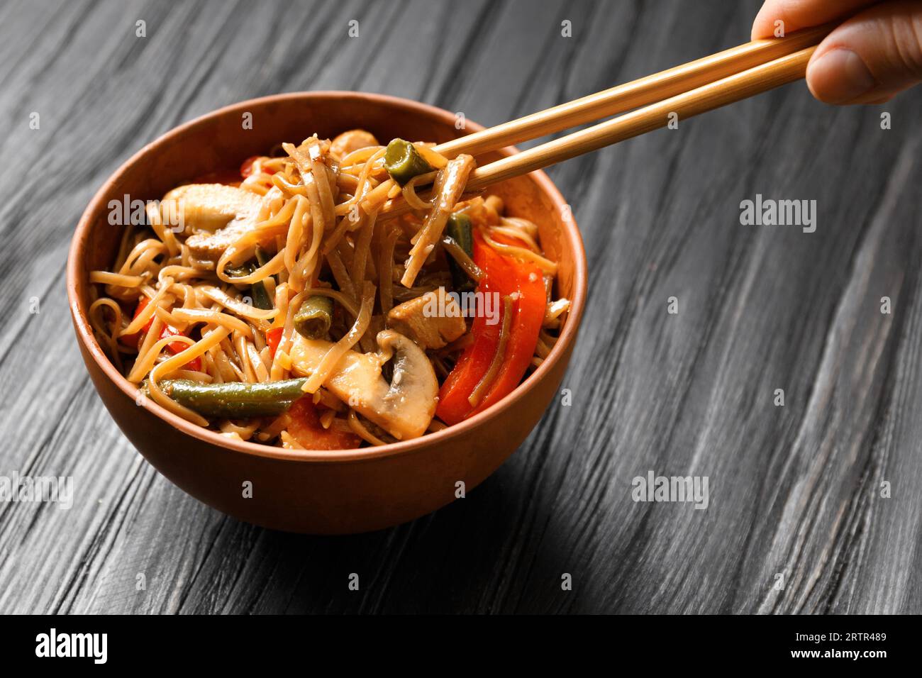 https://c8.alamy.com/comp/2RTR489/plate-with-buckwheat-noodles-with-vegetables-mushrooms-chicken-meat-on-a-dark-background-top-view-chinese-sticks-take-japanese-soba-2RTR489.jpg