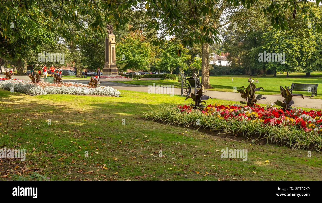 Public park in summer hi-res stock photography and images - Alamy
