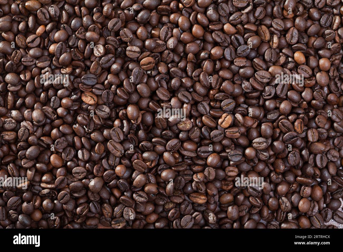 Roasted coffee beans background Stock Photo - Alamy
