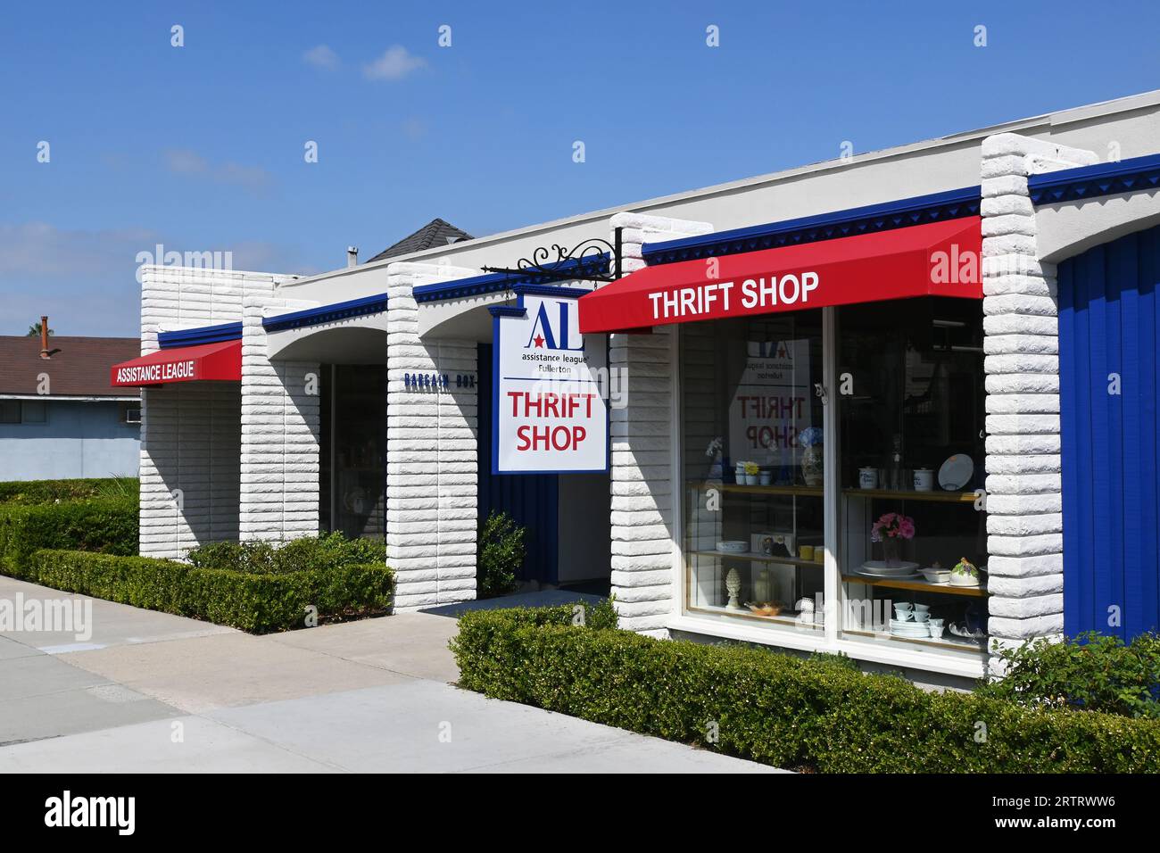 FULLERTON, CALIFORNIA - 13 SEPT 2023: The Assistance League of Fullerton Thrift Shop entrance. Stock Photo