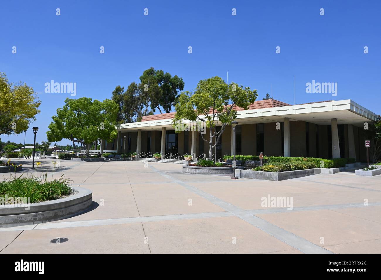 LA MIRADA, CALIFORNIA - 13 SEPT 2023: The City of La Mirada City Hall in the Civic Center. Stock Photo