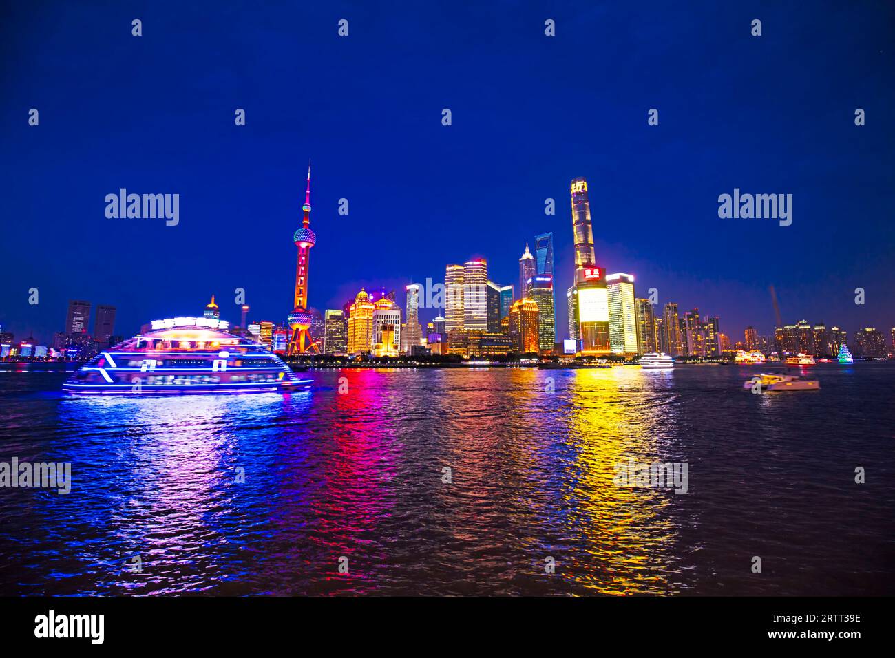 Shanghai skyline at night 2018 hi-res stock photography and images - Alamy