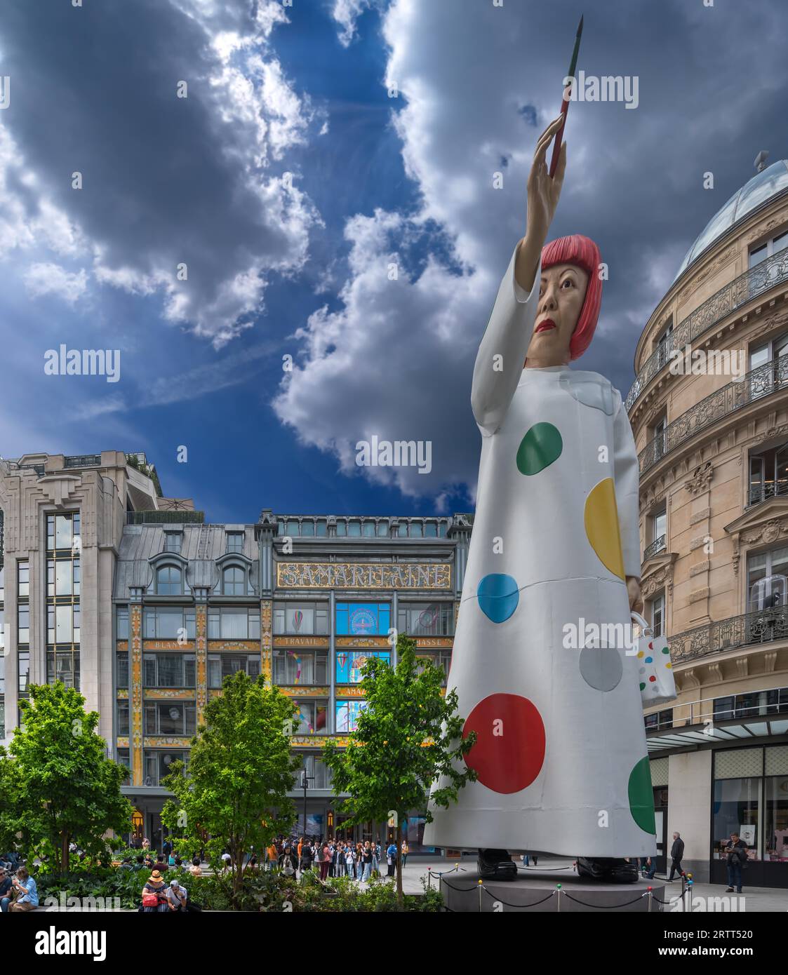 Paris, France, Outside, Objects, Design, Shop Fronts, Luxury CLothing Louis  Vuitton, LVMH, Modern Sculpture on Building, Mirrors, Ave. Montaigne,  (Credit) Yayoi Kusama Stock Photo - Alamy