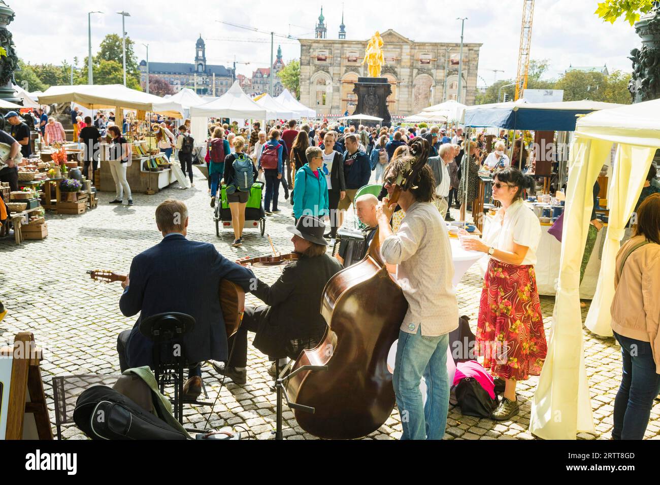 One of the first open-air markets in Dresden at the Goldener horse