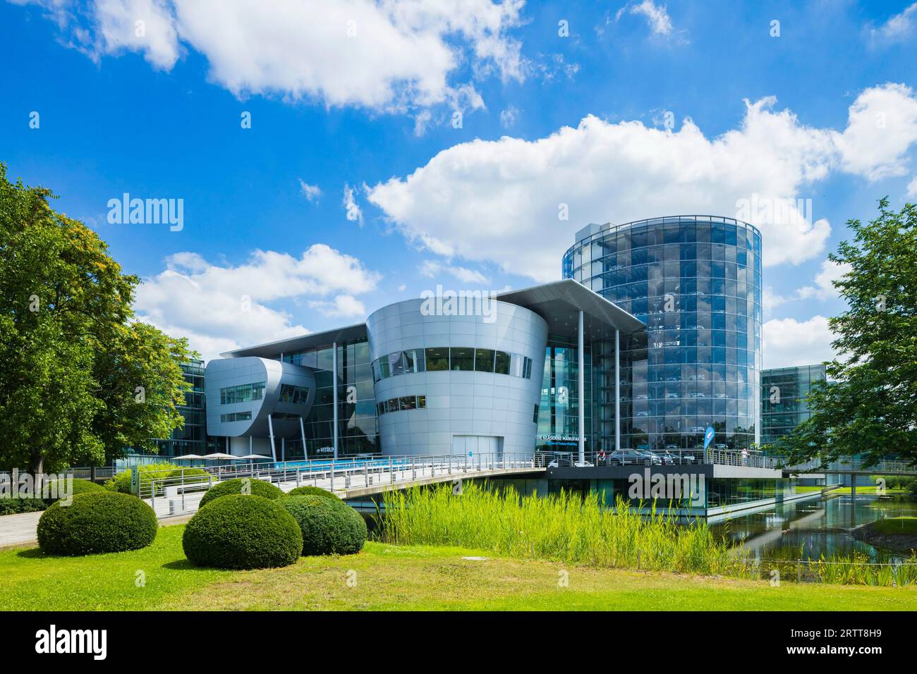 The Transparent Factory in Dresden is one of three production sites of  Volkswagen Sachsen GmbH. The Phaeton was produced in Dresden from 2002 to  Stock Photo - Alamy