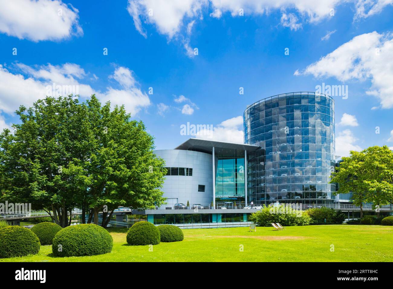The Transparent Factory in Dresden is one of three production sites of  Volkswagen Sachsen GmbH. The Phaeton was produced in Dresden from 2002 to  Stock Photo - Alamy