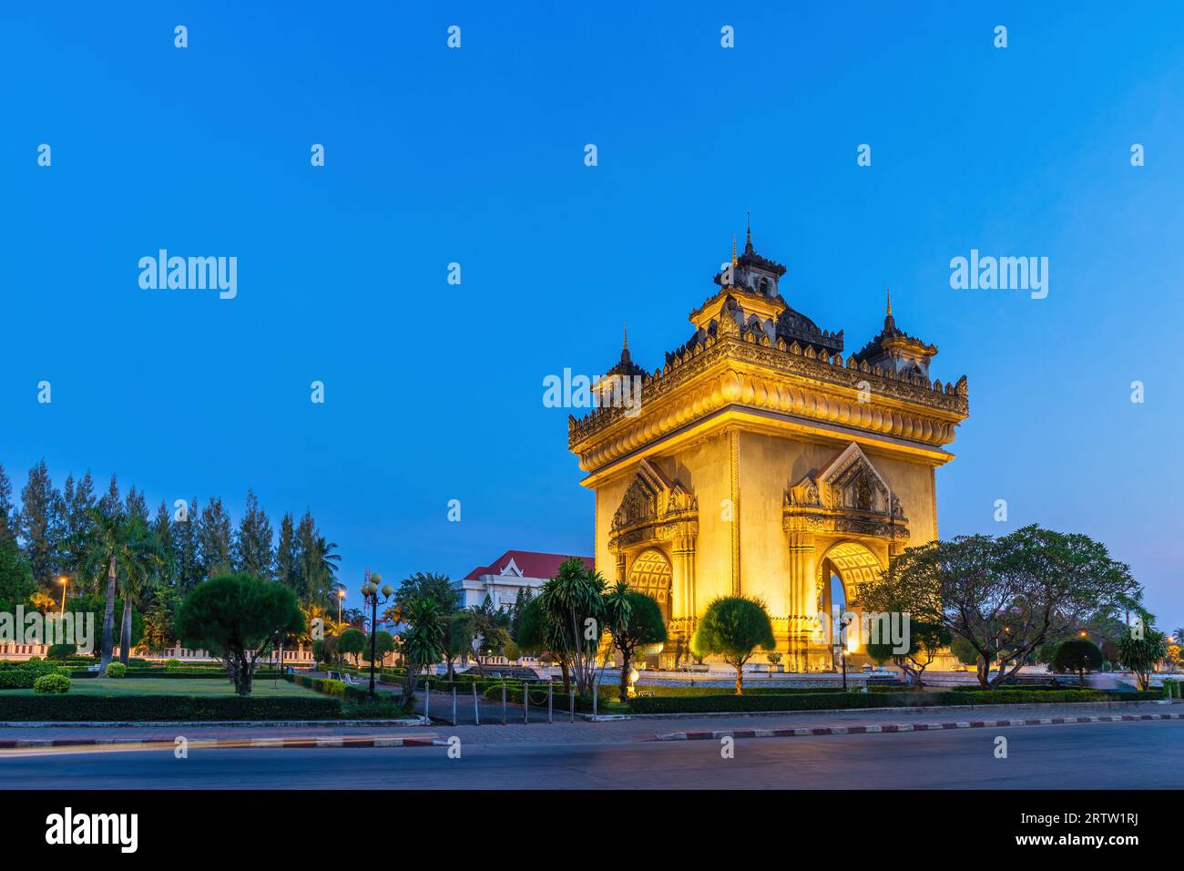 vientiane-laos-night-city-skyline-at-patuxai-patuxay-the-most-famous