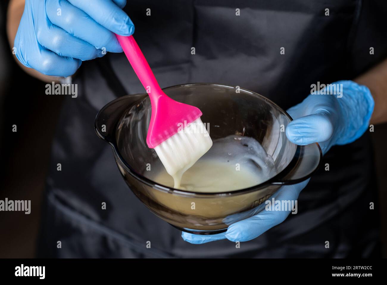 Mixing bowl and hair dye brush on electronic scale. Hair dye measuring and  mixing kit. Hair coloring tools set. Professional instrument for hair color  Stock Photo - Alamy