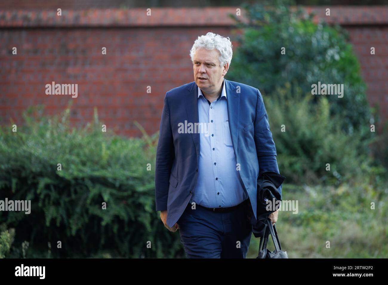 Brugge, Belgium. 15th Sep, 2023. Lawyer Kris Vincke arrives for the first session in the trial concerning the robbery and murder of Roland Roelens, before the Assizes Court of West-Flanders, in Brugge, Friday 15 September 2023. Roland Roelens (66) had his throat slit in October 2016, but the suspected perpetrator, his neighbour Nico Torck, has died. The neighbour's wife, their daughter and an acquaintance still have to answer for their part in the facts. BELGA PHOTO KURT DESPLENTER Credit: Belga News Agency/Alamy Live News Stock Photo