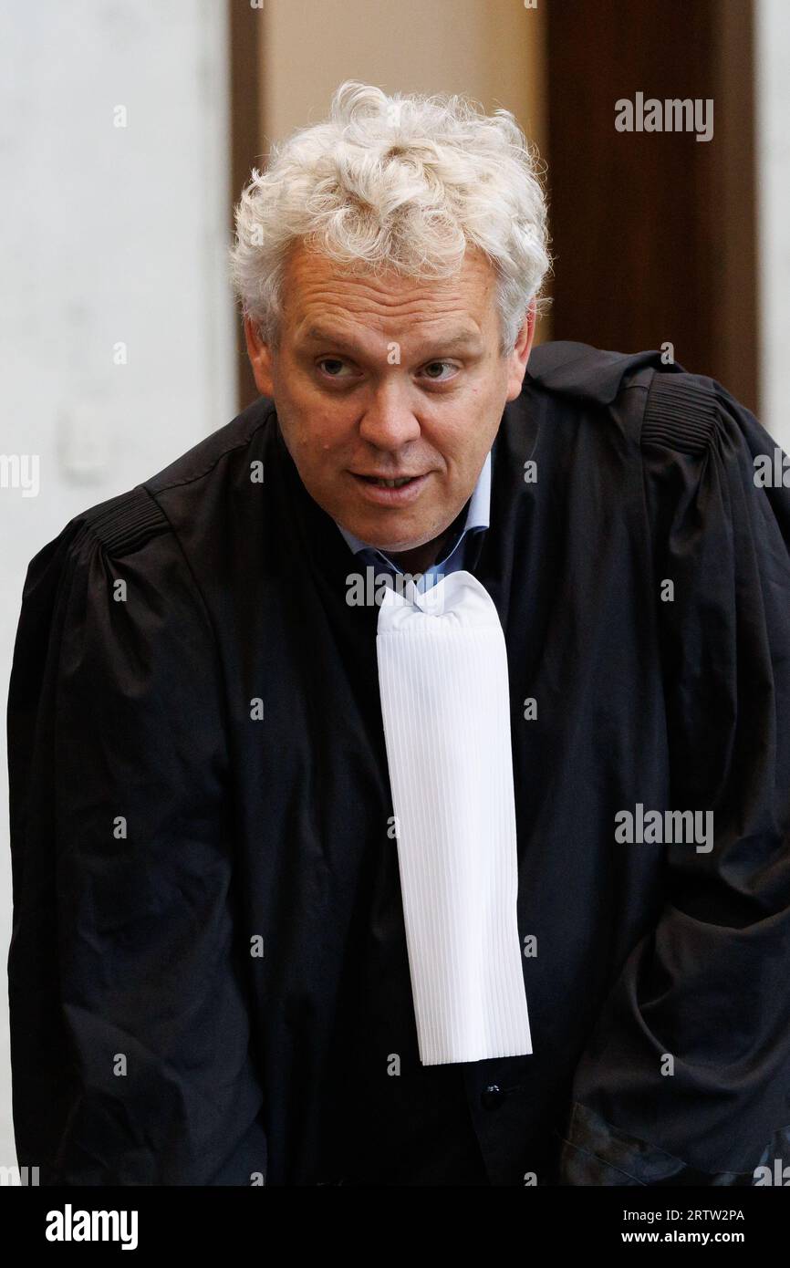 Brugge, Belgium. 15th Sep, 2023. Lawyer Kris Vincke pictured during the first session in the trial concerning the robbery and murder of Roland Roelens, before the Assizes Court of West-Flanders, in Brugge, Friday 15 September 2023. Roland Roelens (66) had his throat slit in October 2016, but the suspected perpetrator, his neighbour Nico Torck, has died. The neighbour's wife, their daughter and an acquaintance still have to answer for their part in the facts. BELGA PHOTO KURT DESPLENTER Credit: Belga News Agency/Alamy Live News Stock Photo