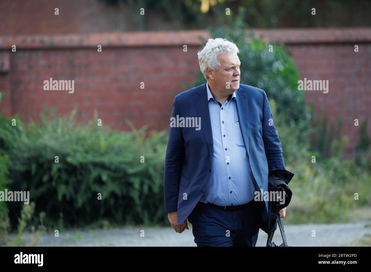 Brugge, Belgium. 15th Sep, 2023. Lawyer Kris Vincke arrives for the first session in the trial concerning the robbery and murder of Roland Roelens, before the Assizes Court of West-Flanders, in Brugge, Friday 15 September 2023. Roland Roelens (66) had his throat slit in October 2016, but the suspected perpetrator, his neighbour Nico Torck, has died. The neighbour's wife, their daughter and an acquaintance still have to answer for their part in the facts. BELGA PHOTO KURT DESPLENTER Credit: Belga News Agency/Alamy Live News Stock Photo