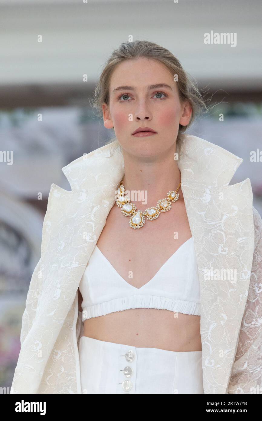 Paul costelloe ss24 catwalk hires stock photography and images Alamy