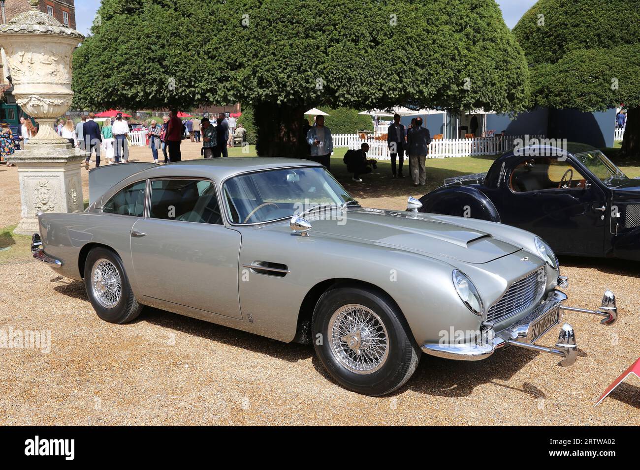 Modèle Réduit Aston Martin DB5 James Bond 1964 1/18 AUTOWORLD - Neuf - Impact De Balles