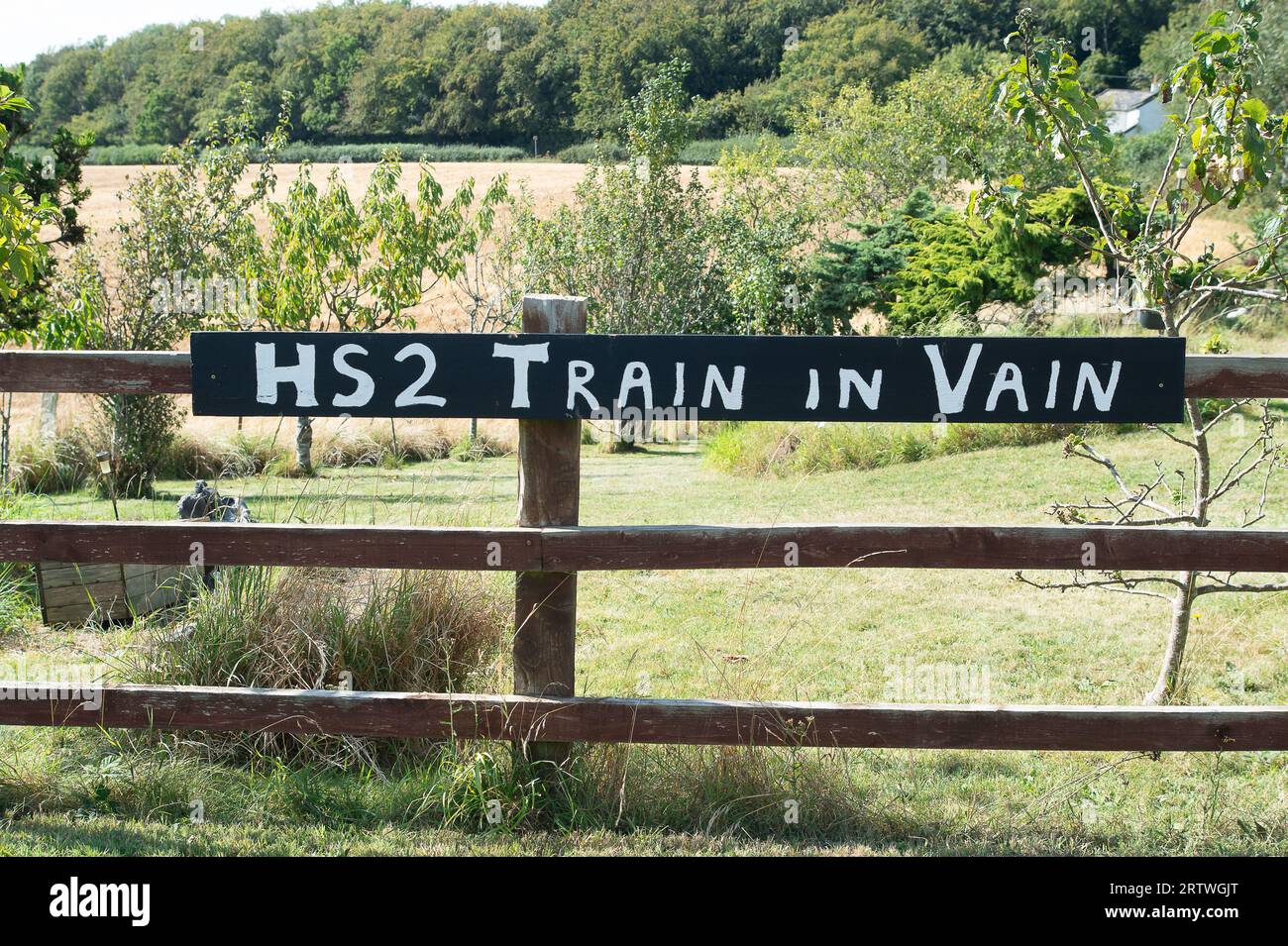 Wendover Dean, Aylesbury, UK. 14th September, 2023. Anti HS2 artwork next to a public footpath that has been closed by HS2. Construction of the HS2 High Speed Rail from London to Birmingham is continuing in the Chilterns.  It has been reported widely in the press that Prime Minister Rishi Sunak and Chancellor Jeremy Hunt, 'are in discussions about scrapping the second stage of the HS2 project as costs spiral amid severe delays'. If so, this would mean the HS2 Phase 2 from Birmingham to Manchester would be cancelled. The Eastern Leg from Birmingham to Leeds has already been cancelled. Credit: M Stock Photo