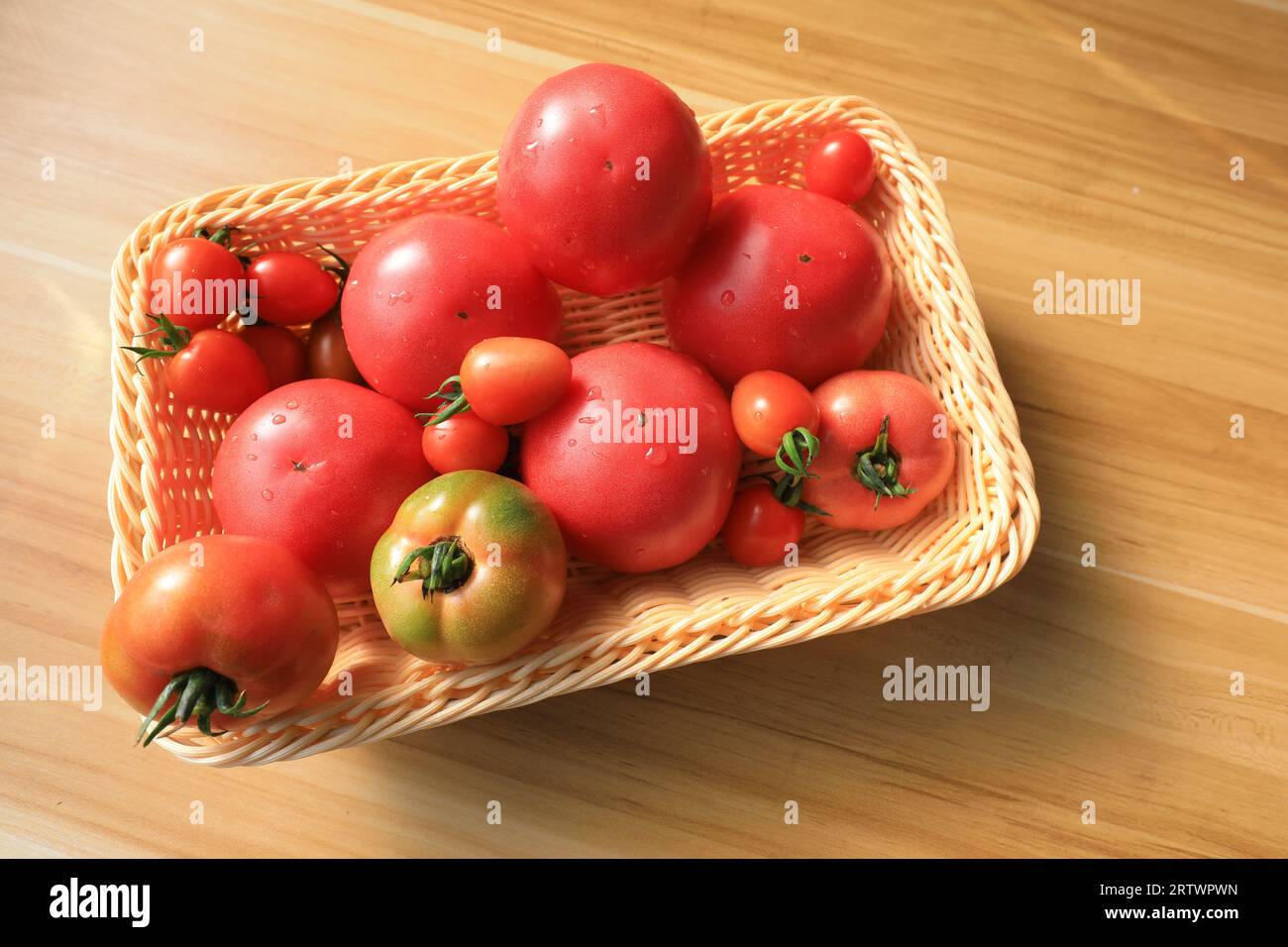 The tomatoes are on the chopping board Stock Photo - Alamy