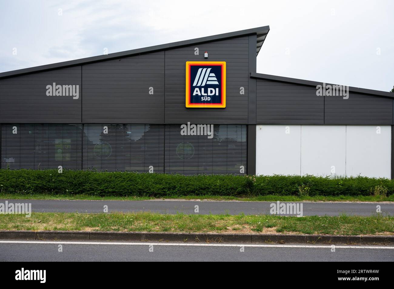 Entrance aldi supermarket hi-res stock photography and images - Page 3 -  Alamy