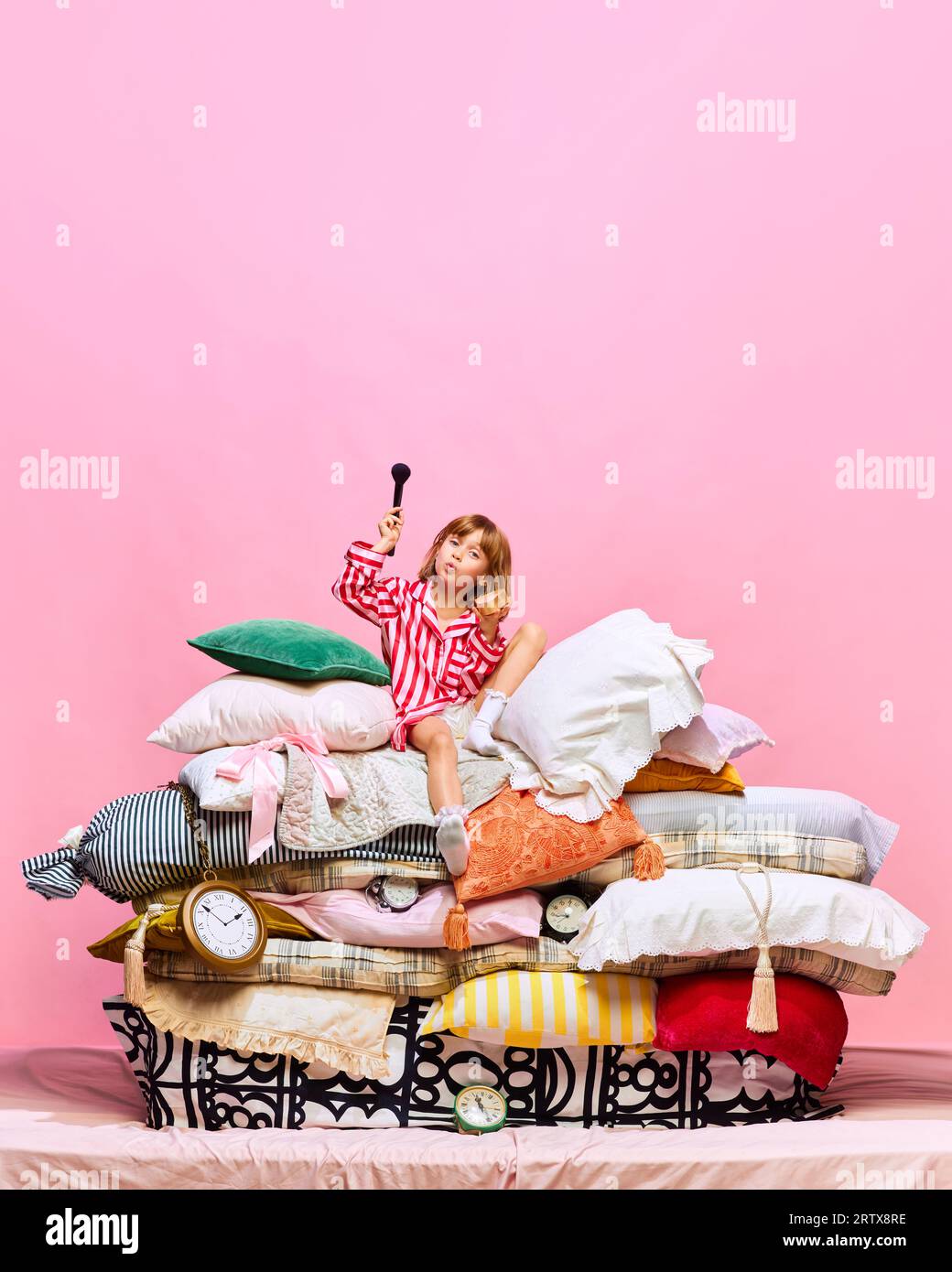 Feather pillows hi res stock photography and images Page 13 Alamy