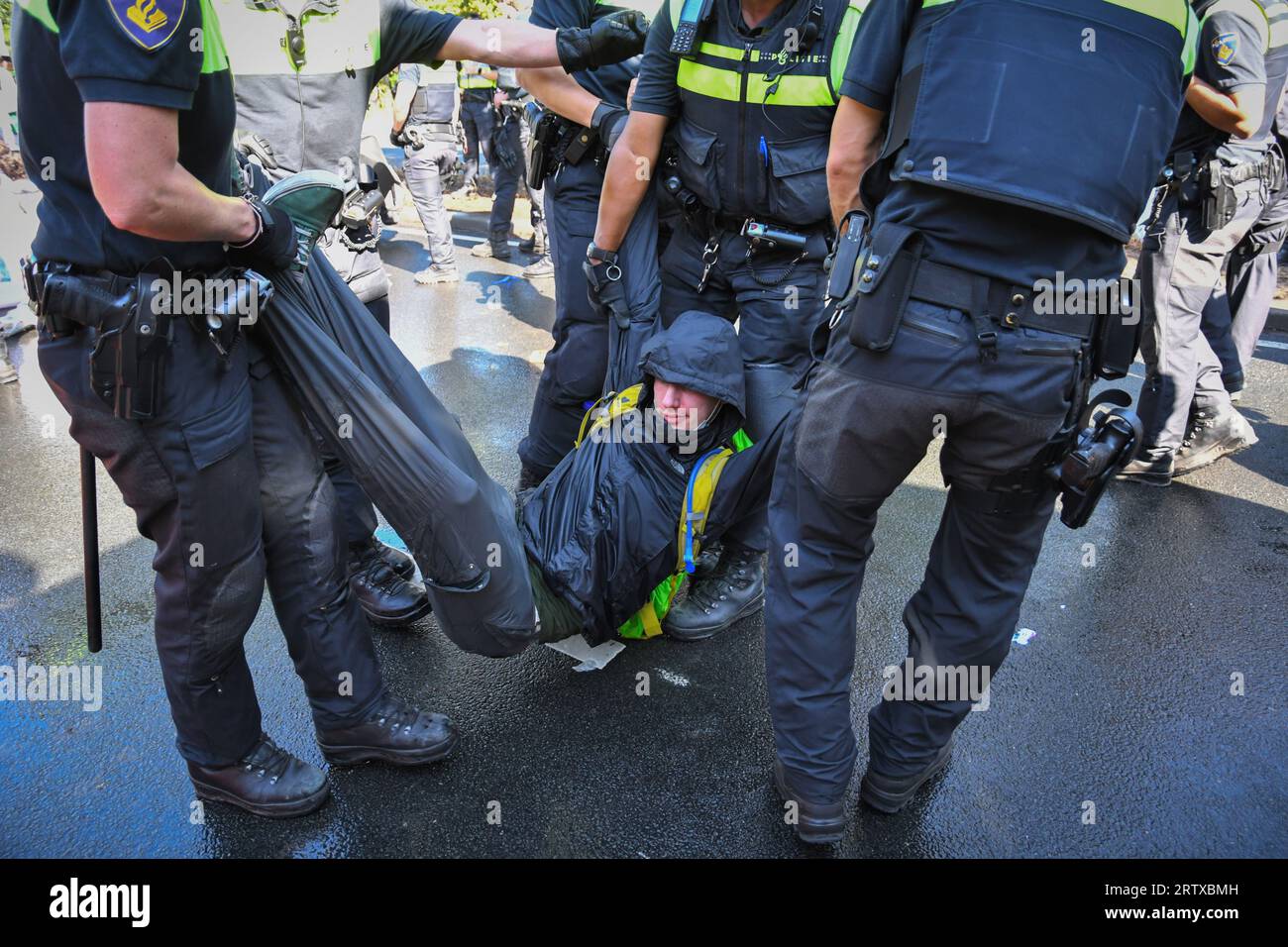 The Hague,TheNetherlands,15th september,2023.Extinction rebellion protested by blocking the A12 motorway for the 7th day in a row.  A watercannon was used and police removed and arrested about a hundred people. Credit:Pmvfoto/Alamy Live News Stock Photo