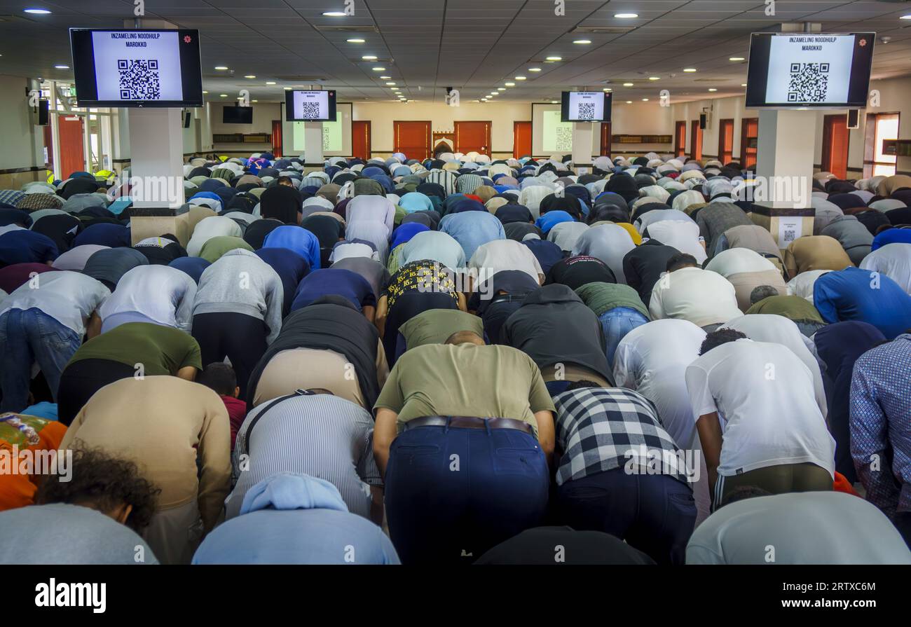 THE HAGUE Muslims during Friday prayers in the AsSunnah mosque
