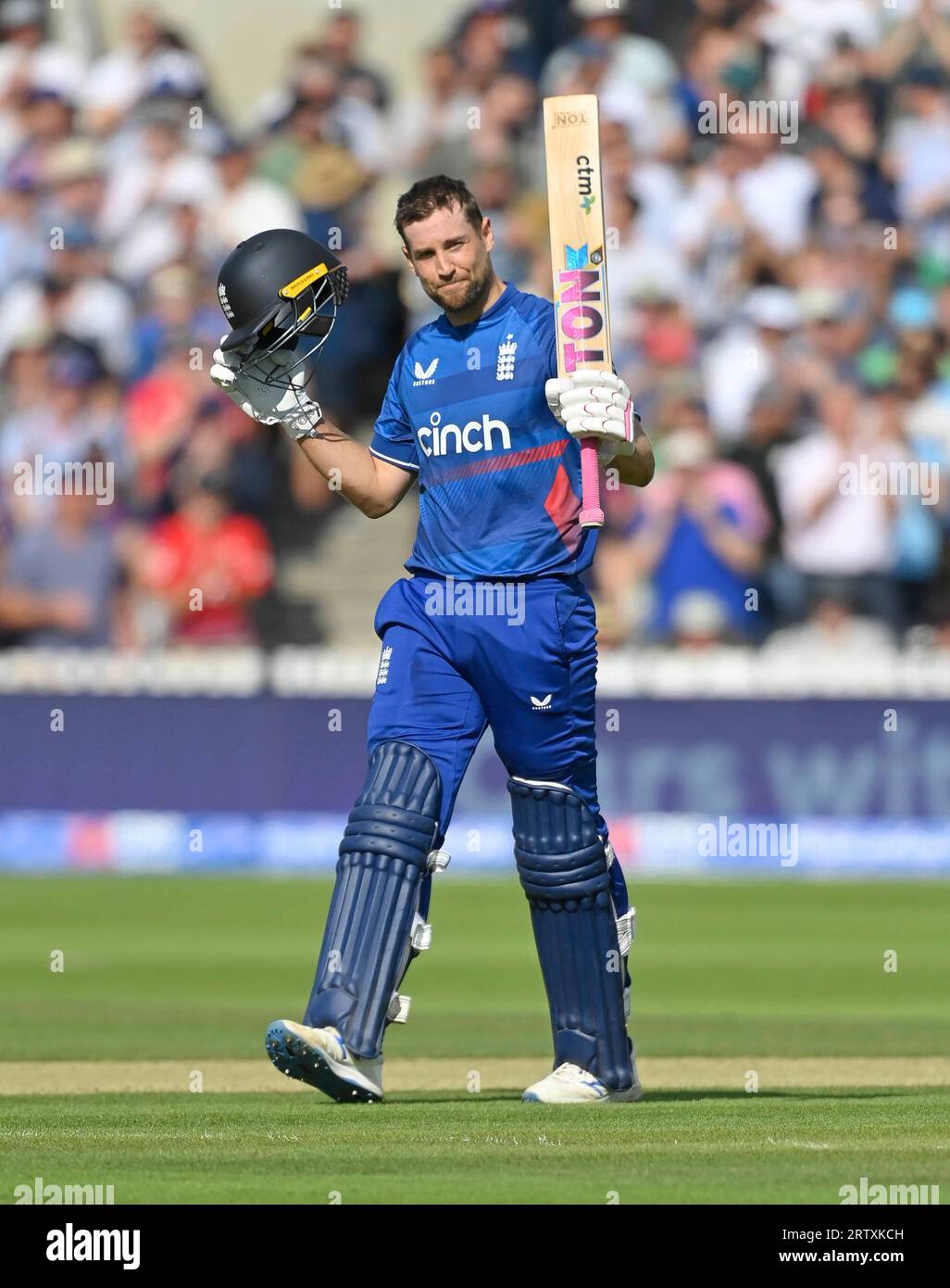 London ENGLAND Sept 15 2023 Dawid Malan of England acknowledges the
