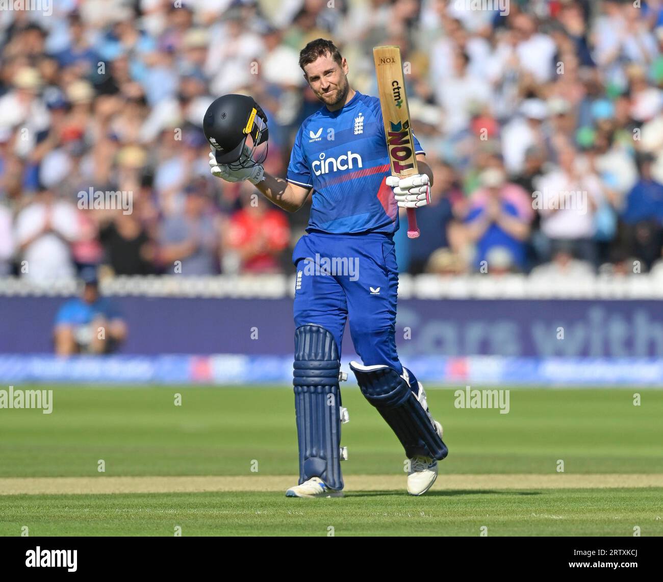 London ENGLAND Sept 15 2023 Dawid Malan of England acknowledges the