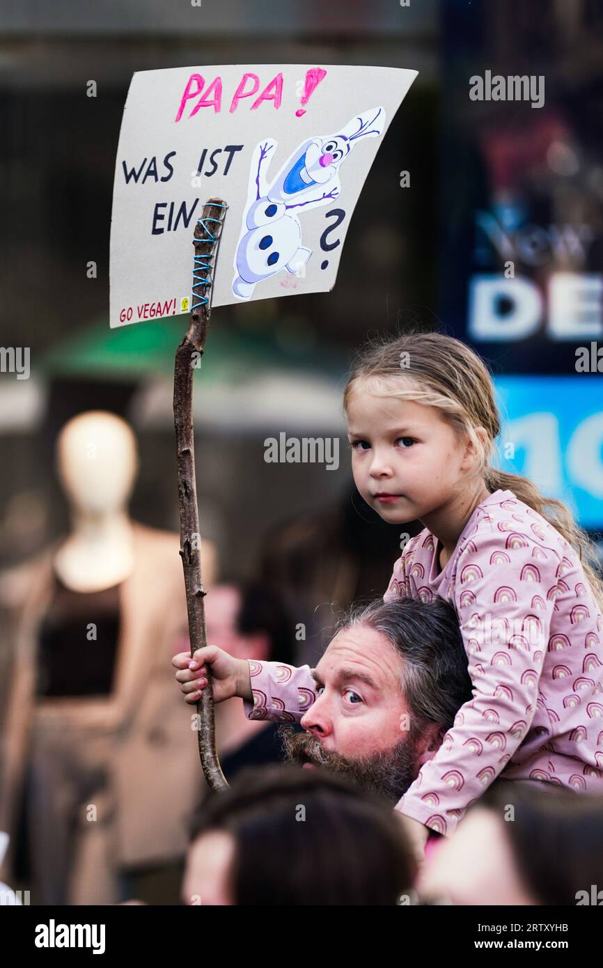 Dortmund/Germany, September 15, 2023: The climate protection movement “Fridays for Future” has called for demonstrations throughout Germany on the global climate strike day. In Dortmund, around 1,000 demonstrators marched through the city center    ---   Dortmund, 15.9.2023: Die Klimaschutzbewegung 'Fridays for Future' hat am globalen Klimastreiktag in ganz Deutschland zu Demonstrationen aufgerufen. In Dortmund zogen etwa 1000 Demonstranten durch die Innenstadt Stock Photo