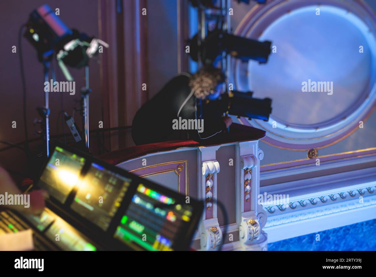 Worker set up lighting hi-res stock photography and images - Alamy