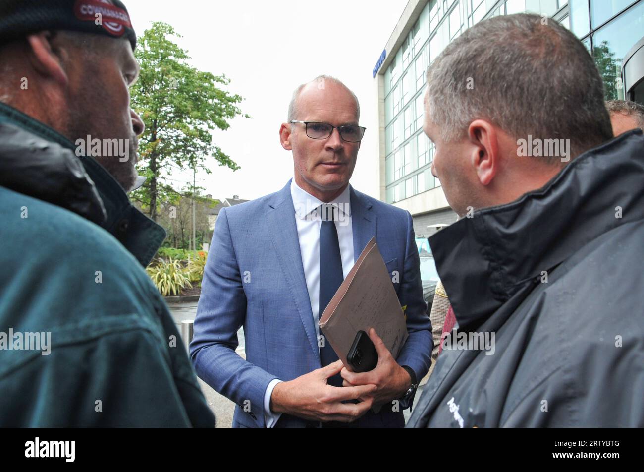 Limerick city, Ireland. 15th September, 2023. Minister for Enterprise, Trade and Employment of Ireland Simon Coveney greeted by IFA protestors outside of Strand Hotel in Limerick on the first day of Fine Gael think in. Credit: Karlis Dzjamko/Alamy Live News Stock Photo
