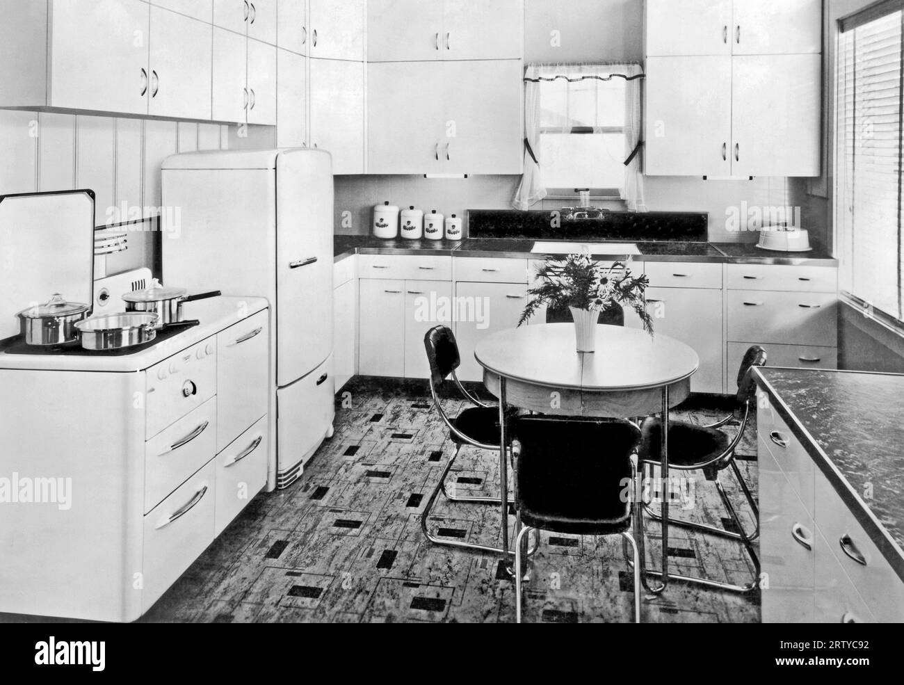 Dickinson, North Dakota,    c. 1945 A model kitchen display at Fleck's, featuring a Monarch built range, refrigerator, and cabinets Stock Photo