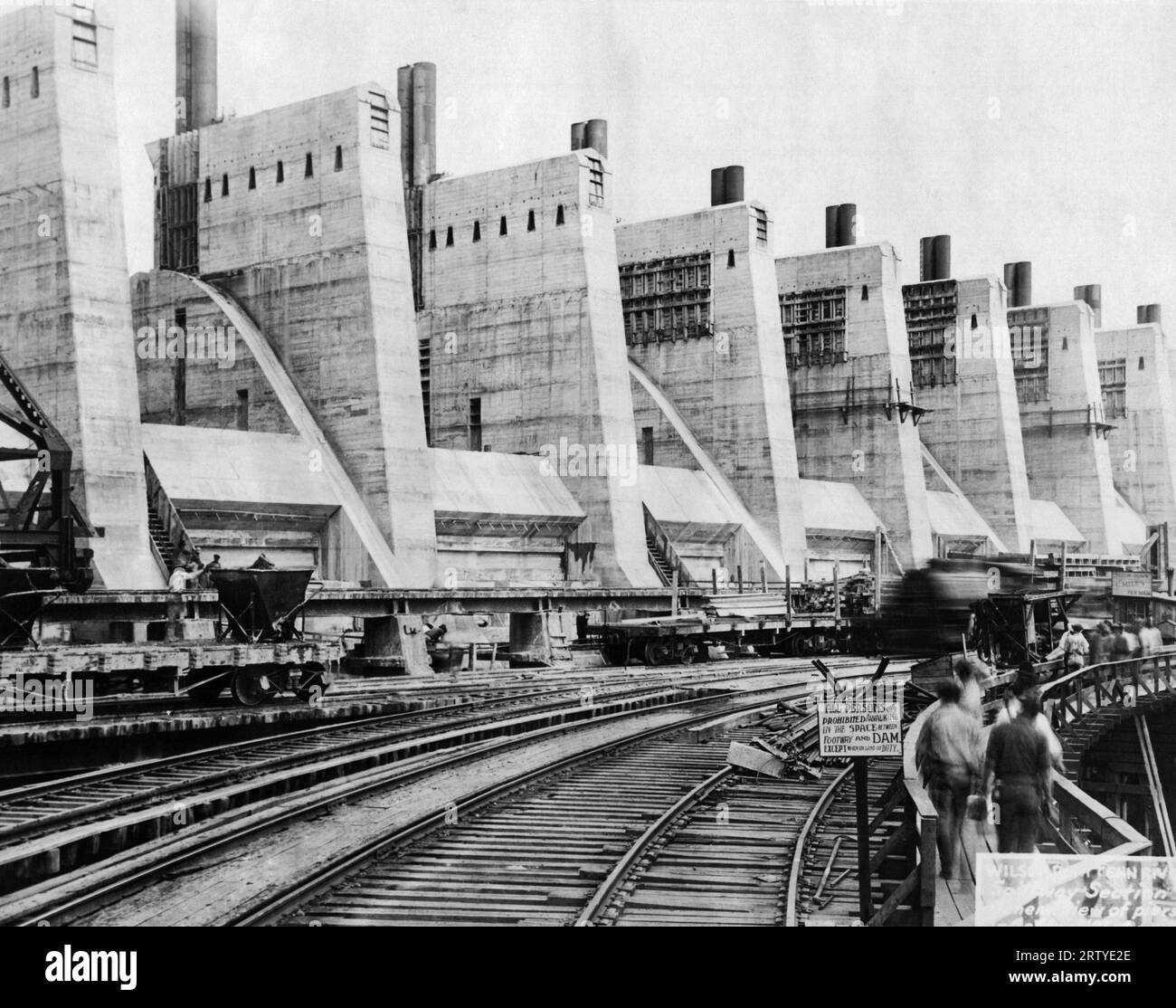 Muscle Shoals, Alabama November 11, 1924 View of piers in the giant