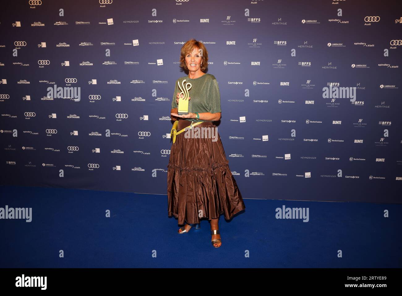 Berlin, Germany. 15th Sep, 2023. Ulrike Kriener receives the German
