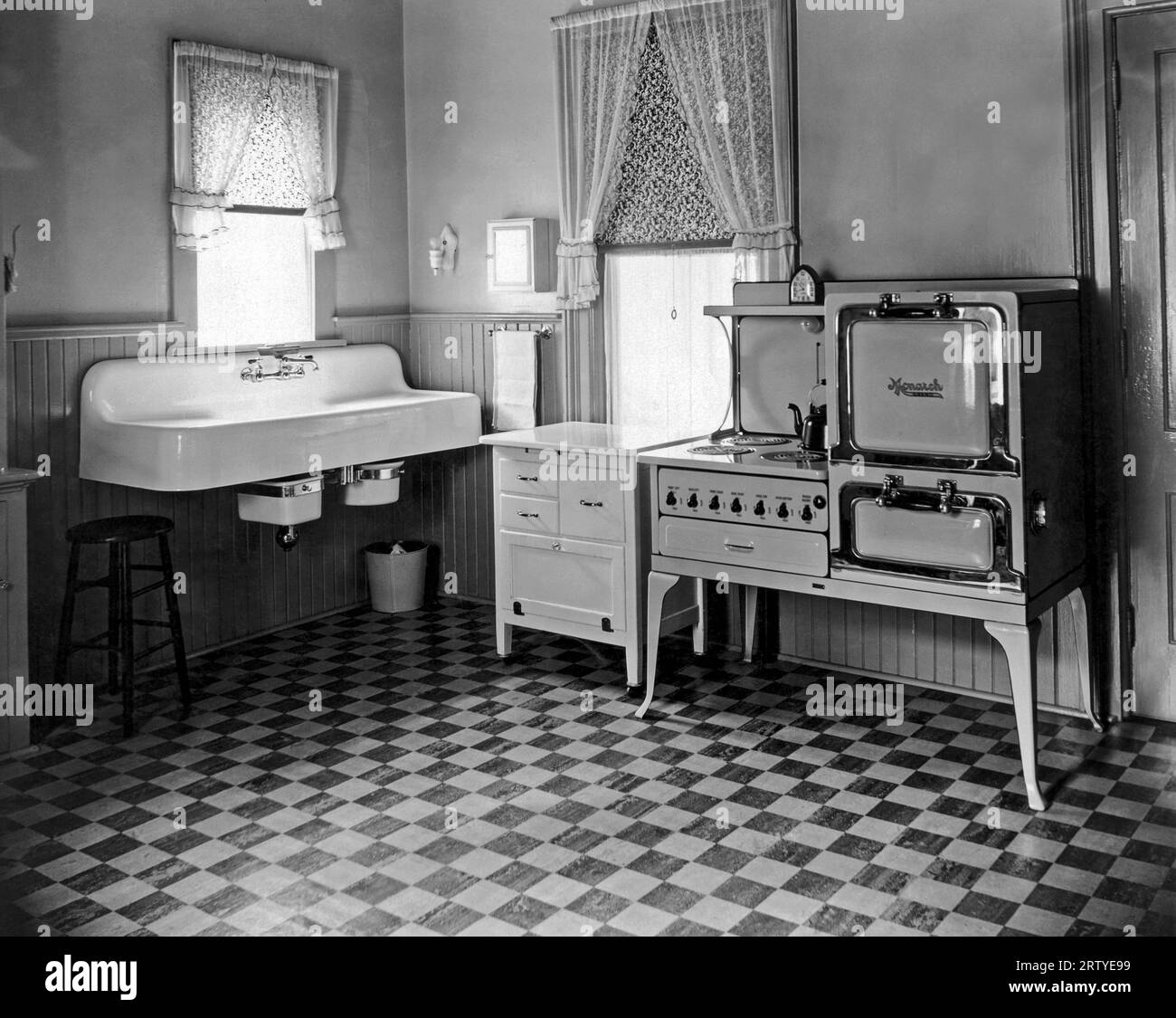 Monarch electric stove Black and White Stock Photos & Images Alamy