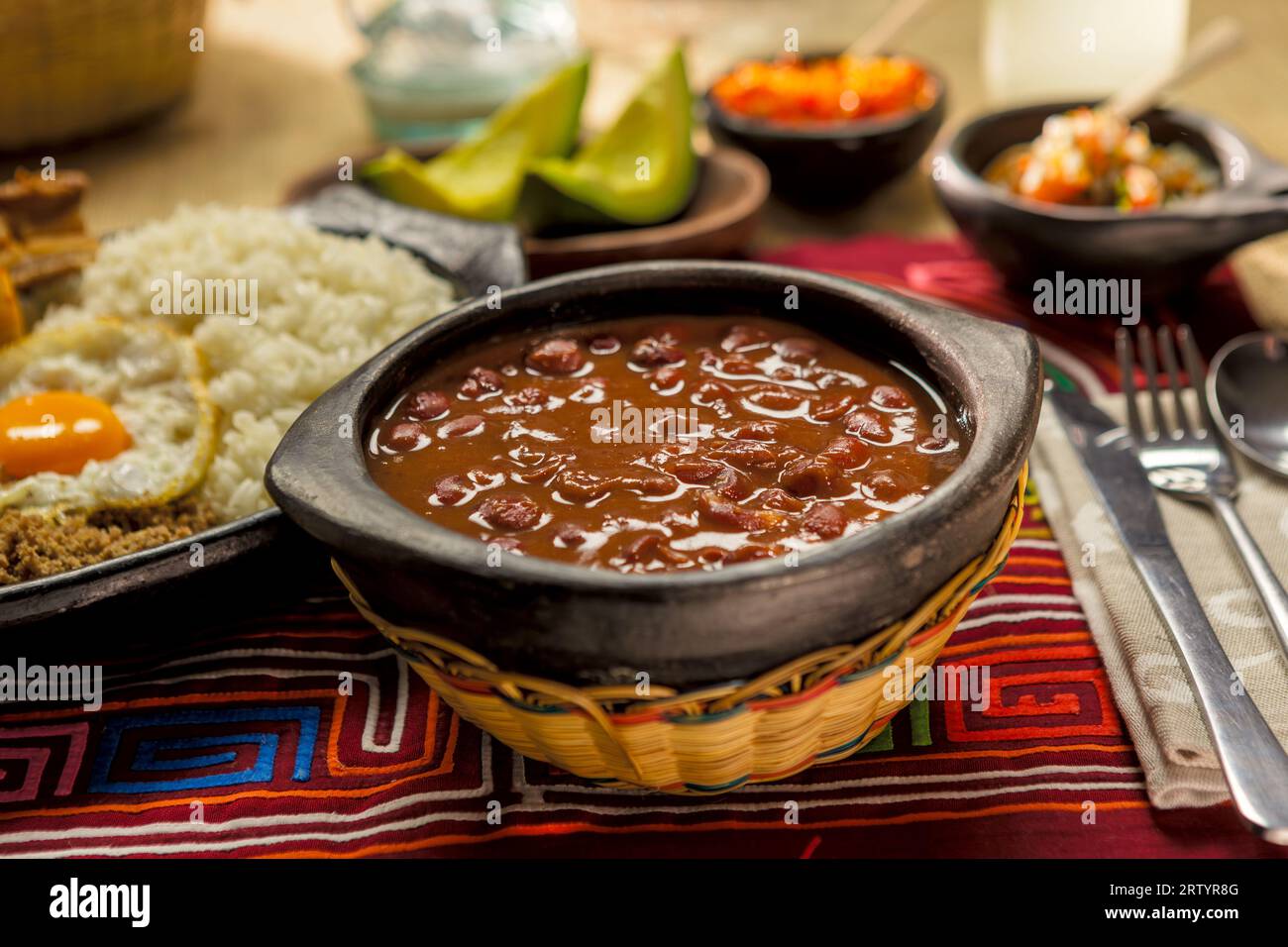 Plato típico Bandeja paisa, chorizo, morcilla, huevo frito, chicharrón, frijoles - Bandeja Paisa Traditional Colombian dish typical of Antioquia that Stock Photo