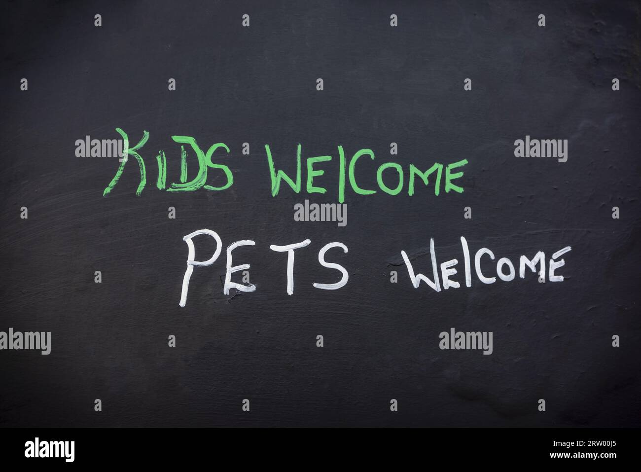 Kids and pets welcome blackboard sign outside of a pub in Southampton, Hampshire, England, UK Stock Photo