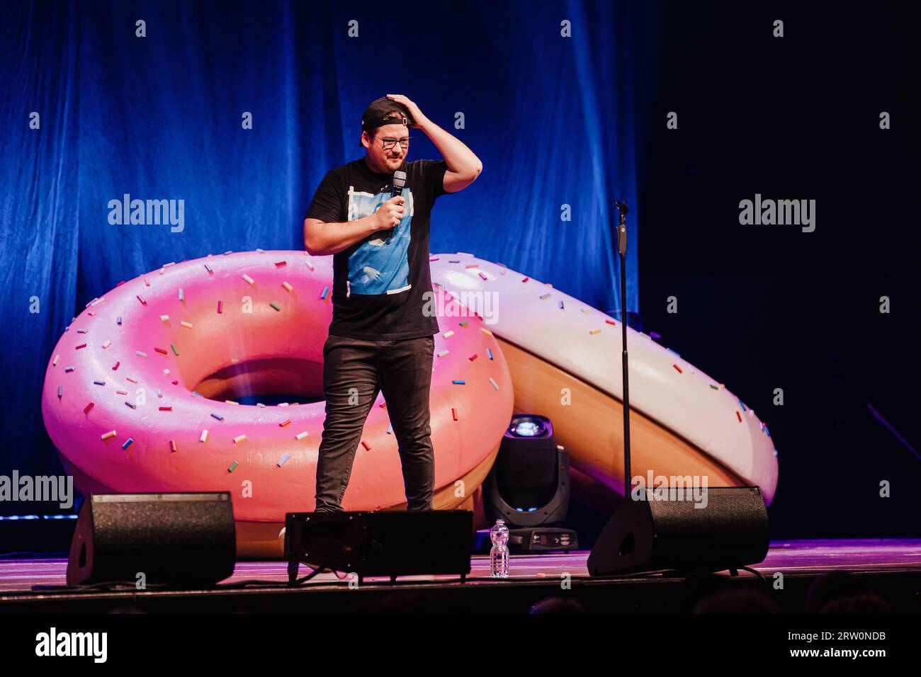Berlin, Germany. 15th Sep, 2023. Chris Tall, Christopher Nast, stand-up comedian Chris Tall performing, currently on tour in Germany with his program Schonheit braucht Platz!, Sept. 15, 2023, Tempodrom, Berlin, Germany (Photo by Marten Ronneburg/NurPhoto) Credit: NurPhoto SRL/Alamy Live News Stock Photo