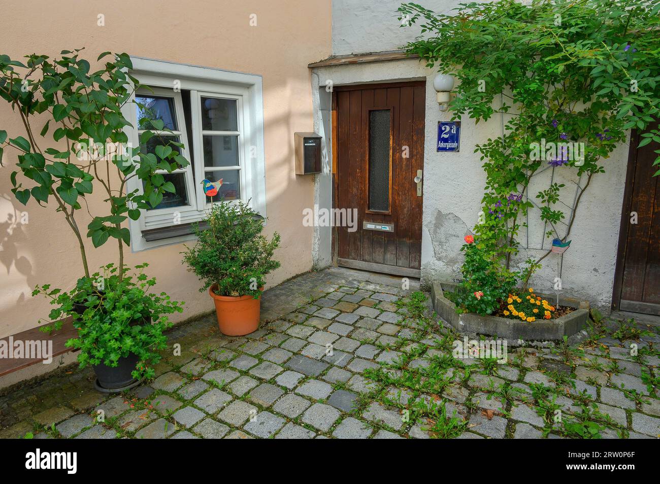 Greened romantic backyard with paving stones, old town, Kempten, Allgaeu, Bavaria, Germany Stock Photo