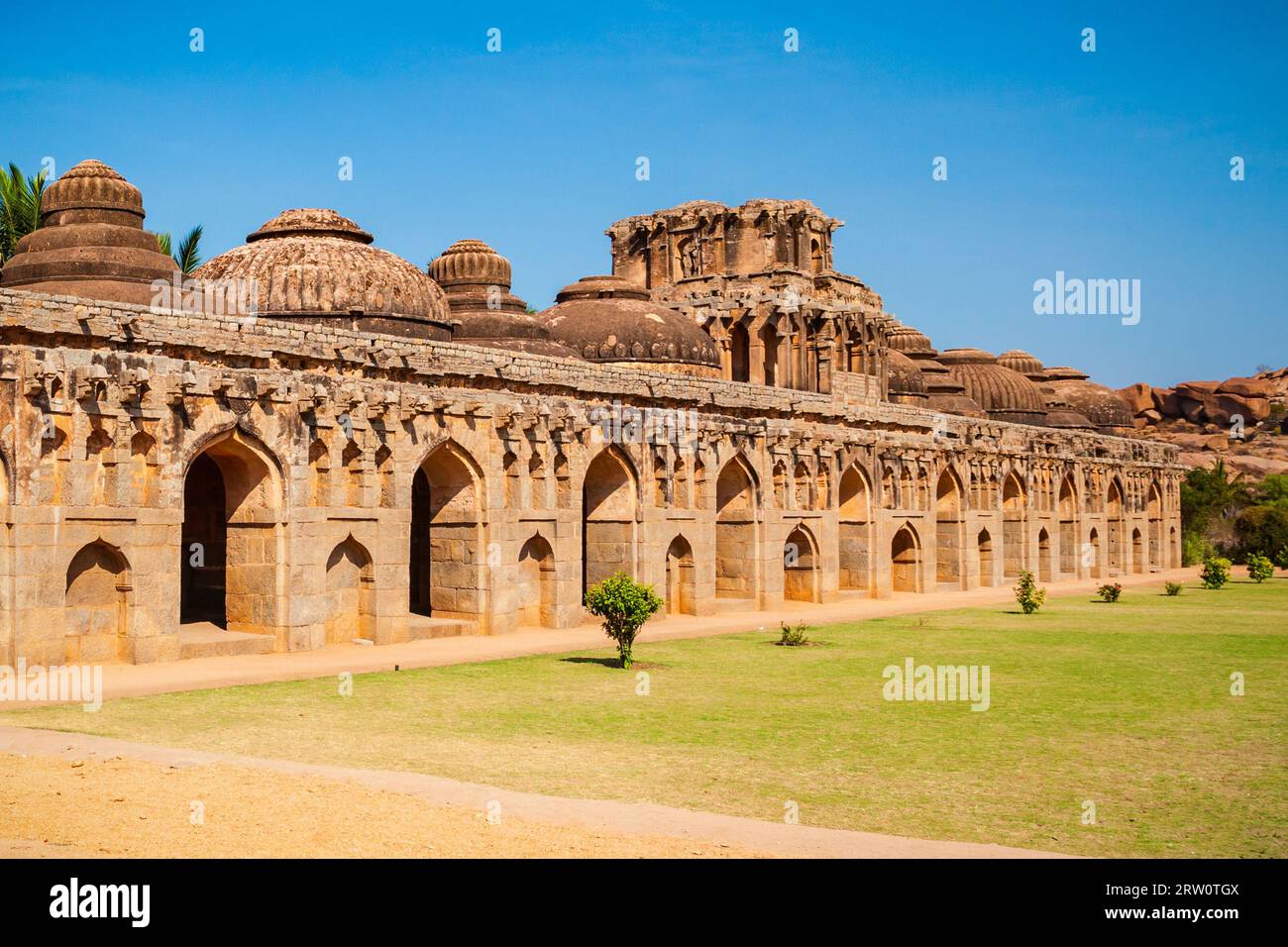 Elephant Stables, part of the Zanana Enclosures at Hampi, the centre of the Hindu Vijayanagara Empire in Karnataka, India Stock Photo