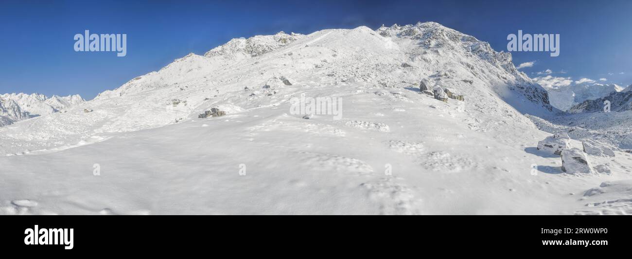 Scenic panorama of Himalayas near Kanchenjunga in Nepal Stock Photo