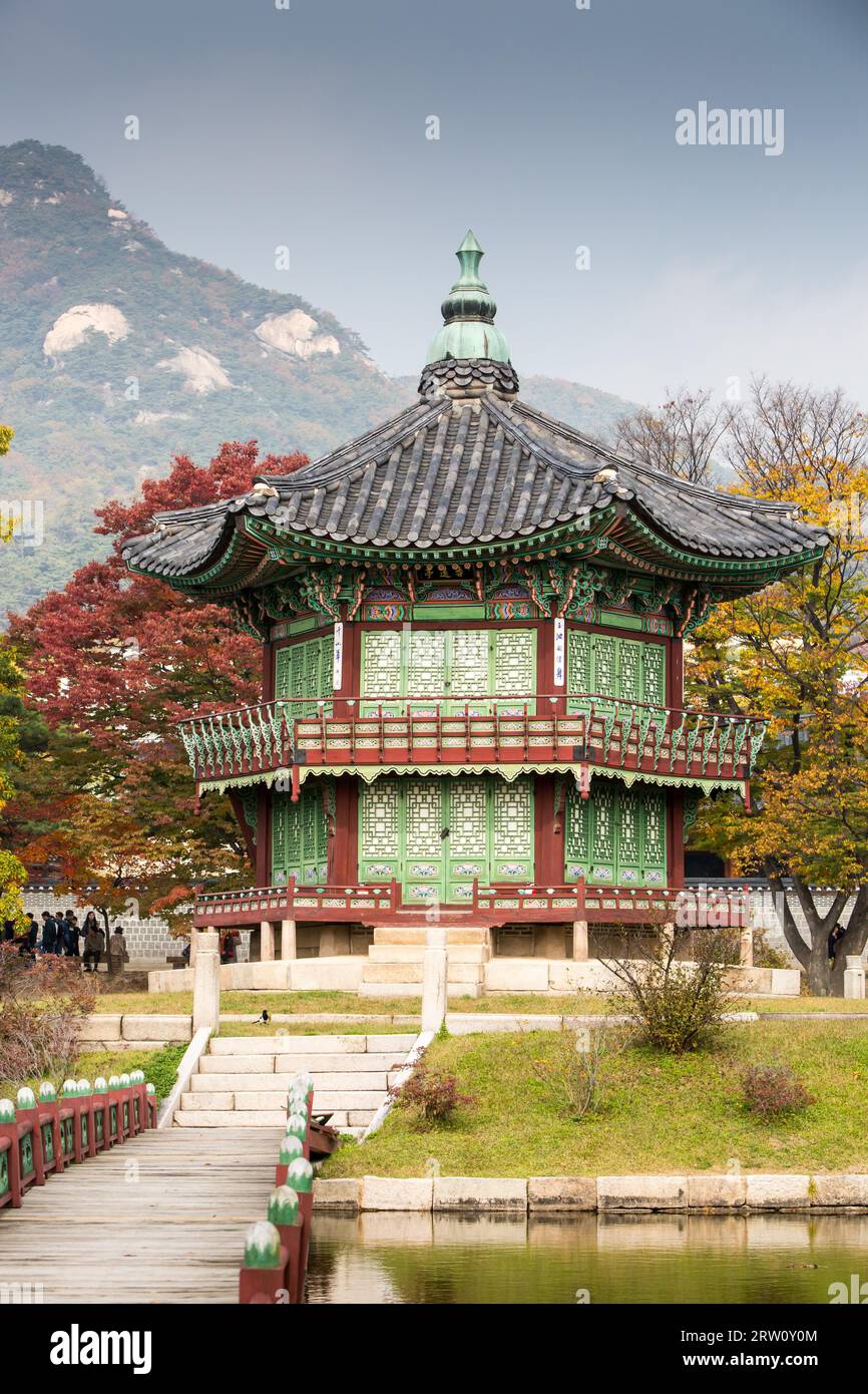 Gyeongbokgung Palace and its grounds on a fine autumn day in Seoul, South Korea Stock Photo