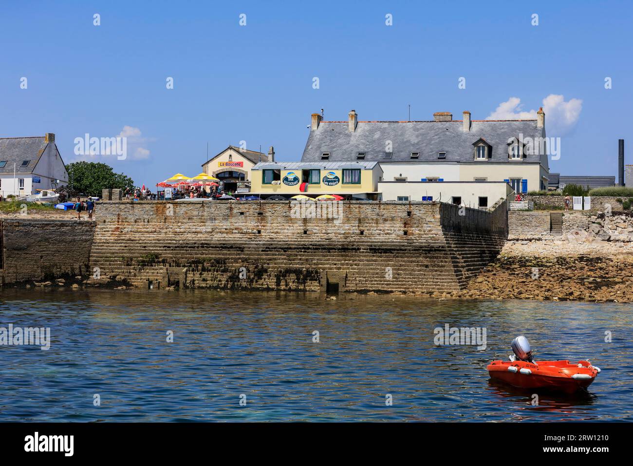 Ile Saint-Nicolas jetty, Glenan Islands, Glenan archipelago in the Atlantic Ocean off the coast near Concarneau, Finistere Penn-ar-Bed department Stock Photo