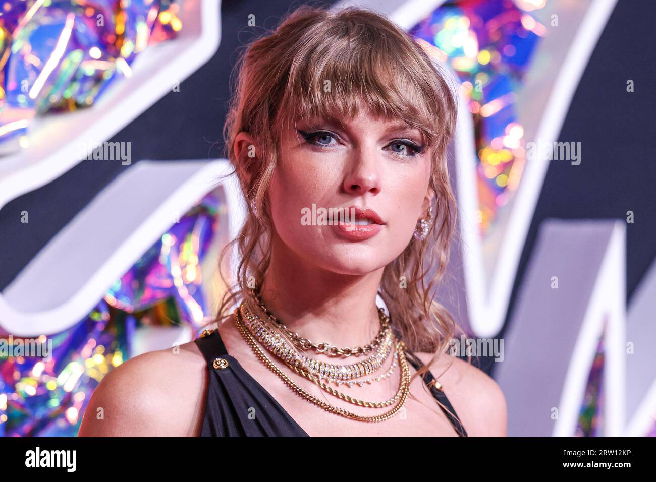 NEWARK, NEW JERSEY, USA - SEPTEMBER 12: American singer-songwriter Taylor Swift wearing a Versace dress arrives at the 2023 MTV Video Music Awards held at the Prudential Center on September 12, 2023 in Newark, New Jersey, United States. (Photo by Xavier Collin/Image Press Agency) Stock Photo