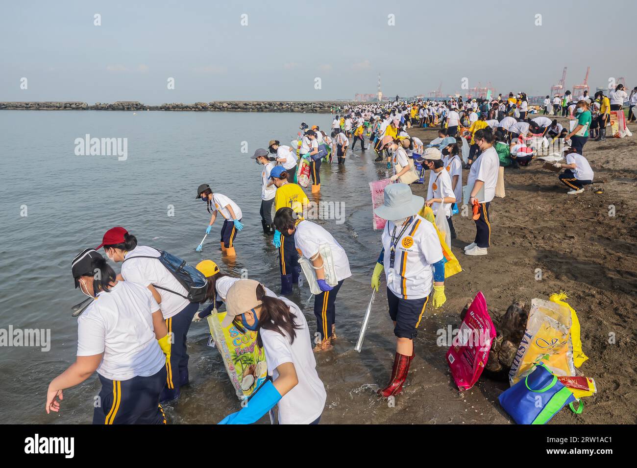 Manila, Philippines. 16th Sep, 2023. Volunteers collect rubbish as they participate in the International Coastal Cleanup Day activity along the coast of Manila Bay in Manila, the Philippines, Sept. 16, 2023. The International Coastal Cleanup Day is celebrated annually on the third Saturday in September, urging people around the world to remove trash and rubbish from all seasides and waterways to reduce the effect of plastic pollution on marine animals. Credit: Rouelle Umali/Xinhua/Alamy Live News Stock Photo