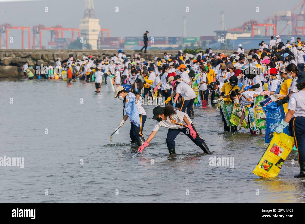 Manila, Philippines. 16th Sep, 2023. Volunteers collect rubbish as they participate in the International Coastal Cleanup Day activity along the coast of Manila Bay in Manila, the Philippines, Sept. 16, 2023. The International Coastal Cleanup Day is celebrated annually on the third Saturday in September, urging people around the world to remove trash and rubbish from all seasides and waterways to reduce the effect of plastic pollution on marine animals. Credit: Rouelle Umali/Xinhua/Alamy Live News Stock Photo
