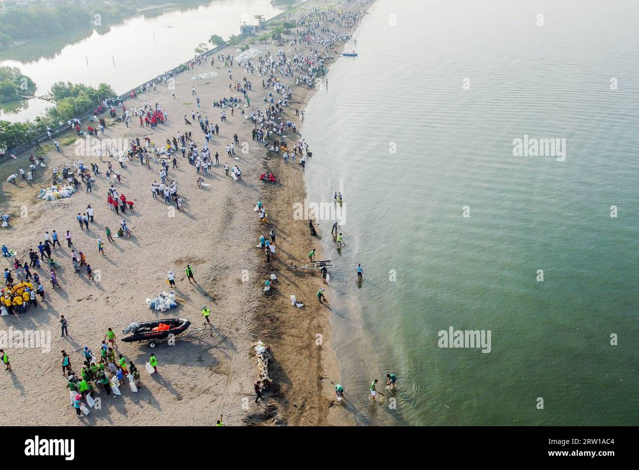 Manila, Philippines. 16th Sep, 2023. This aerial photo shows volunteers collecting rubbish as they participate in the International Coastal Cleanup Day activity along the coast of Manila Bay in Manila, the Philippines, Sept. 16, 2023. The International Coastal Cleanup Day is celebrated annually on the third Saturday in September, urging people around the world to remove trash and rubbish from all seasides and waterways to reduce the effect of plastic pollution on marine animals. Credit: Rouelle Umali/Xinhua/Alamy Live News Stock Photo