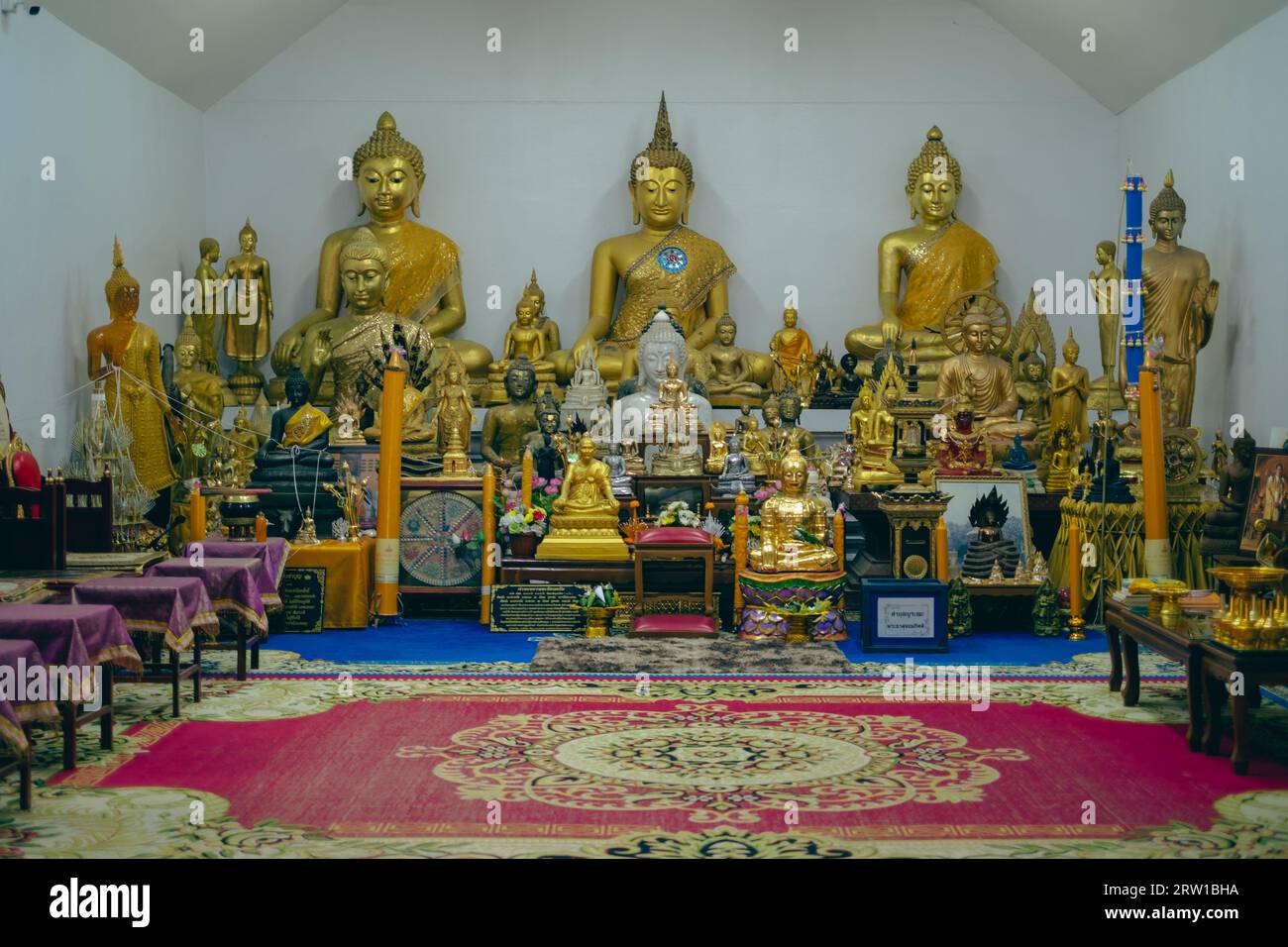 Golden Buddha statues inside a Buddhist temple Stock Photo - Alamy
