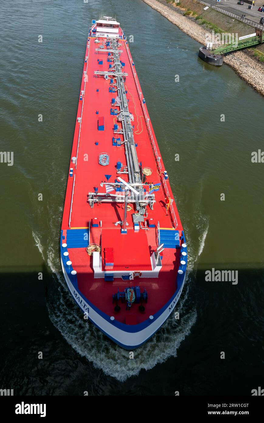 24.08.2018, Germany, North Rhine-Westphalia, Duesseldorf - Barge on the Rhine. 00A180824D169CAROEX.JPG [MODEL RELEASE: NOT APPLICABLE, PROPERTY RELEAS Stock Photo